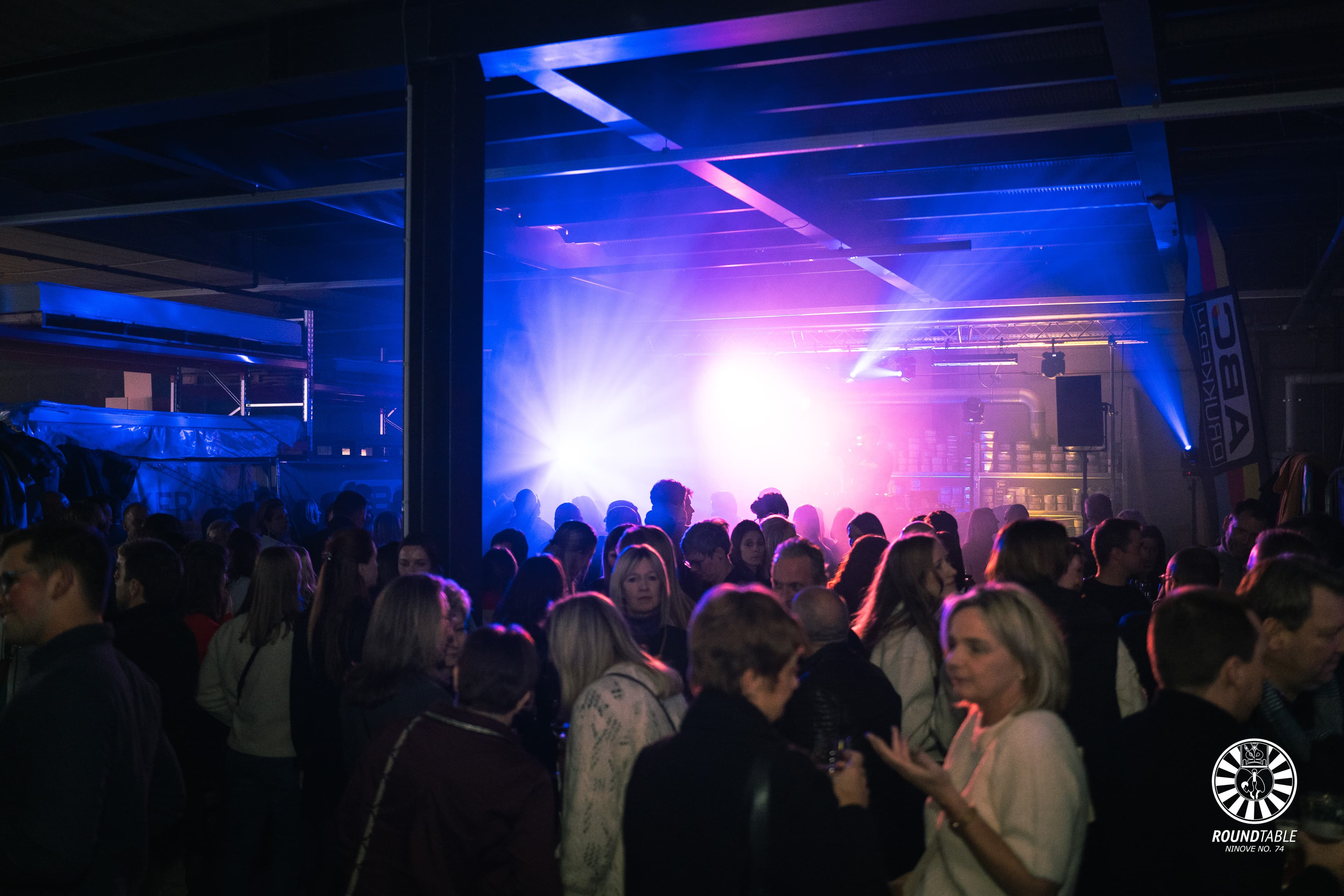 Dansende mensen met spectaculaire lichtshow