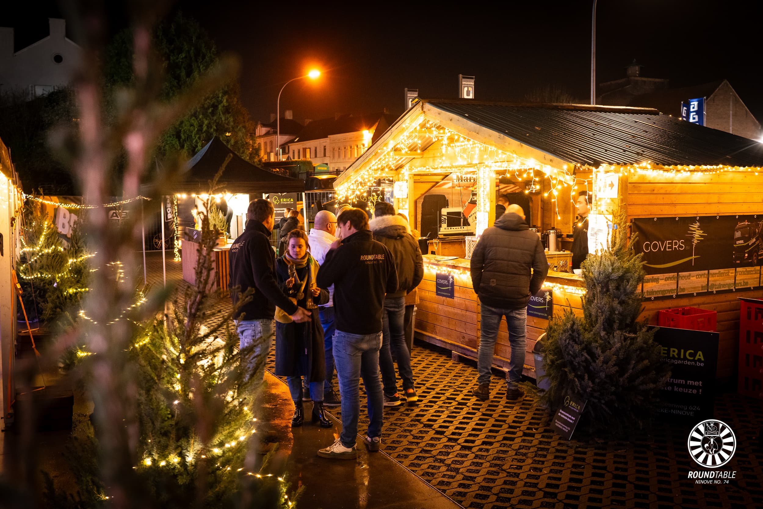 Kerstmarkt kraampjes met sfeerverlichting